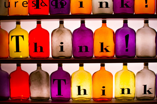 Eslogan comercial en botellas de colores