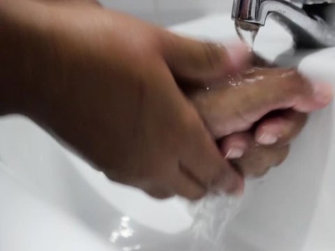 mujer realizando rutina de lavado de manos