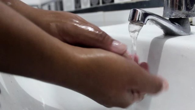 mujer realizando lavado de manos