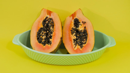 Papaye biologique sur fond coloré jaune