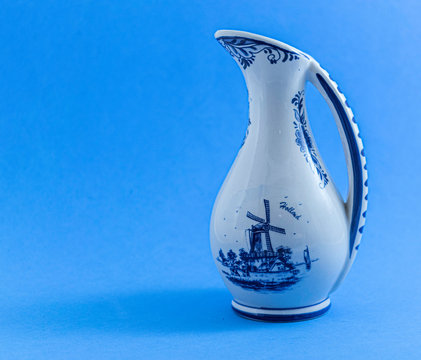 Vaso Holand&ecirc;s branco com detalhes azuis com moinhos e pequenas decora&ccedil;&otilde;es