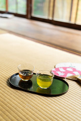 お茶とうちわ　日本家屋