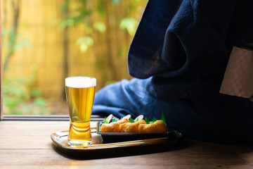 浴衣姿の男性の手元　ビール　ボディパーツ