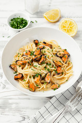 Spaghetti with mussels and creamy garlic sauce.