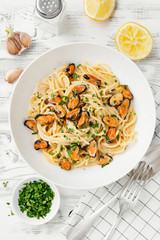 Spaghetti with mussels and creamy garlic sauce.