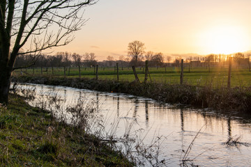 Abendstimmung und Dämmerung im Elsebruch, ein Flusstal, Niederung in Bünde einer Stadt in...