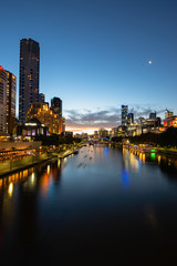 Fototapeta premium Yarra River and Melbourne skyline at sunset