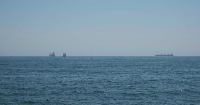 horizonte del oc&eacute;ano con barcos