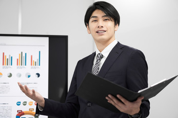 プレゼンをする日本人男性ビジネスマン