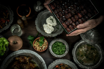 Offering dates before eating iftar in Ramadan