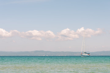 Fototapeta premium łódź na morzu śródziemnym na francuskiej riwierze na wakacje.