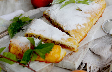 torta cortada em pedaços em uma placa de madeira.