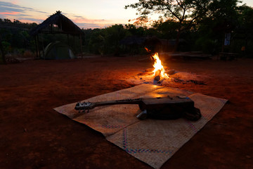 Guitare au coin du feu sur un bivouac