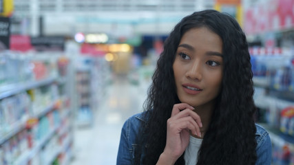 Fototapeta premium Shopping concepts. Beautiful women walking to shop in the mall. 4k Resolution.