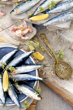 sardinhas frescas mar com lim&atilde;o, alho e or&eacute;g&atilde;os.