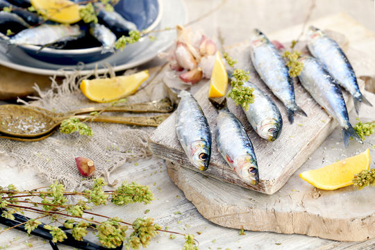 sardinhas frescas mar com lim&atilde;o, alho e or&eacute;g&atilde;os.