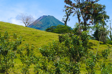 Fototapeta premium Arenal Volcano seen in the distance