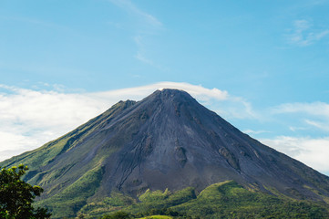 Fototapeta na wymiar Arenal Volcano seen in the distance