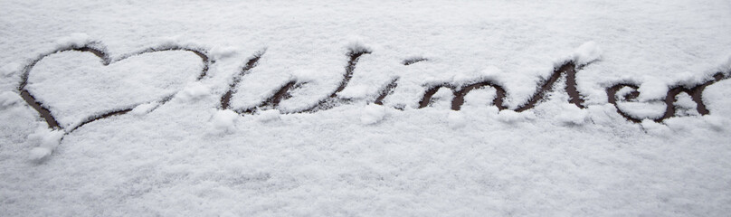 Herz und Schriftzug Winter im Schnee