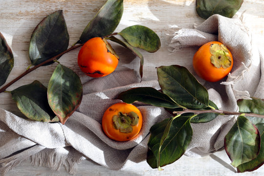 caqui em cima da mesa.