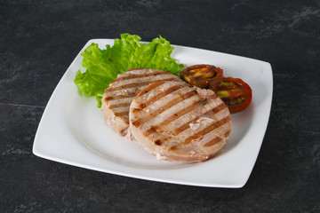 Grilled tuna steak with kumato