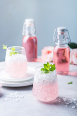 Obraz na płótnie Canvas Pink cocktail with crushed ice