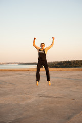 Obraz premium man dancer while dancing in the summer outdoors