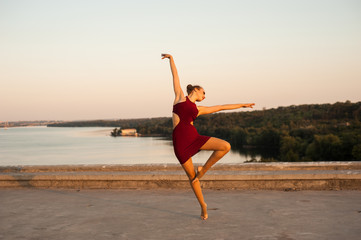 Fototapeta na wymiar girl dancer while dancing in the summer outdoors