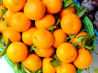 tangerinas em uma cesta, comércio de rua.