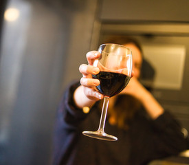 Présentation d'un verre de vin 