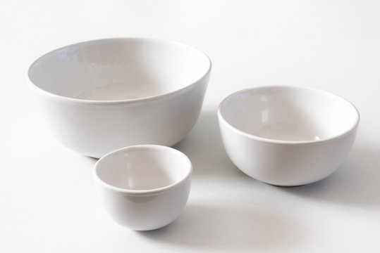 tres cuencos de porcelana blancos de distintos tama&ntilde;os
