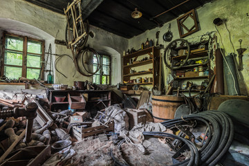 alte werkstatt mit vielen gegenstaenden