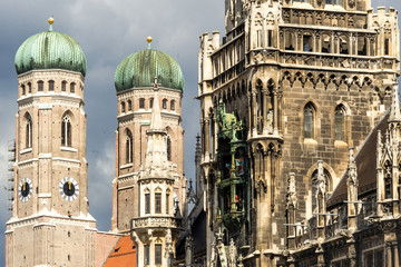 Urlaub in Deutschland (München): Neues Rathaus und Frauenkirche, vom Alten Rathaus her gesehen
