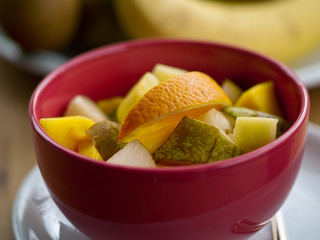eine Schüssel mit geschnittenen frischen Früchten