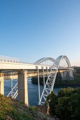 朝日に照らされる新西海橋