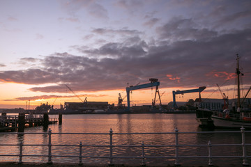 Fototapeta na wymiar maritimes Flair am Kieler Hafen, Kräne, Werft, Kiel