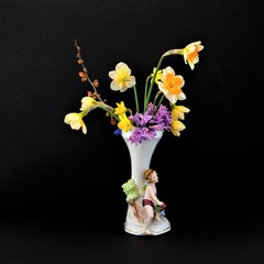 Ein schöner Strauß von Frühjahrsblumen in einer antiken Vase 