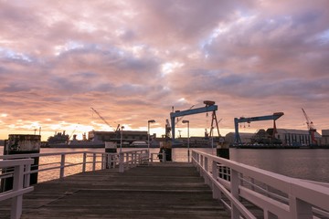 Naklejka premium Blick vom Anleger Seegarten auf die Skyline vom Kieler Ostufer mit Schiffswerft und Kränen