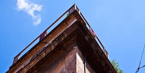 Obraz premium old building under blue sky