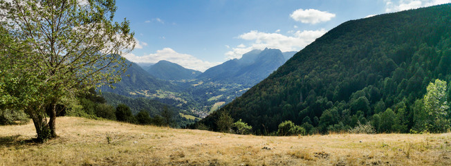Fototapeta na wymiar Paysage du massif de la Chartreuse, vallée du Cozon, France