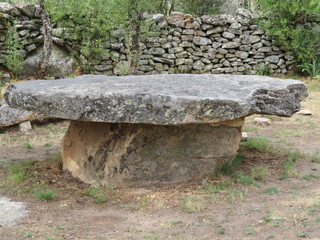 Beautiful table of natural stone of great size very old