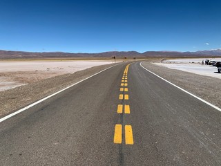 Route d'Amérique du Sud en Argentine devant le désert de sel et les salines