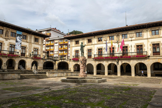Guernica Town Hall Square, Foru square.