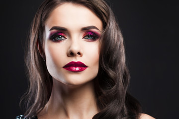 Fototapeta premium luksusowe i tajemnicze piękno w stylu Noir, portret na czarnym tle,