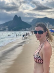 Jeune femme en maillot de bain sur la plage de Leblon à Rio de Janeiro, Brésil