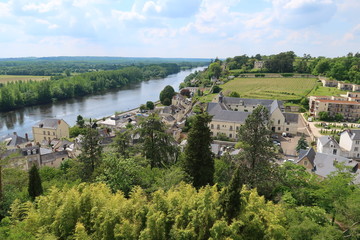 Fototapeta na wymiar Chinon, panorama sur la ville, le fleuve de la Vienne et la campagne environnante (France)