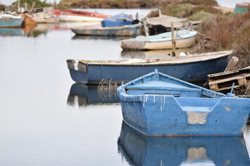 Fototapeta na wymiar A small old blue boat abandoned