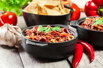 Keuken spatwand met foto Bowls of hot chili con carne with ground beef, beans, tomatoes and corn © Sławomir Fajer