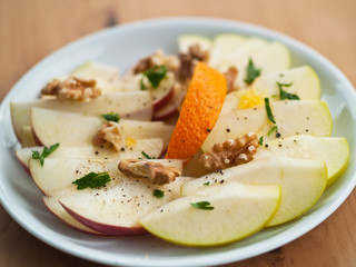 frisch geschnittene Äpfel mit Walnüssen und Orangensaftdressing