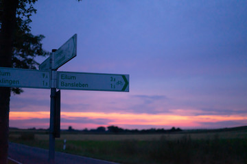 Weg durch den Sonnenuntergang 